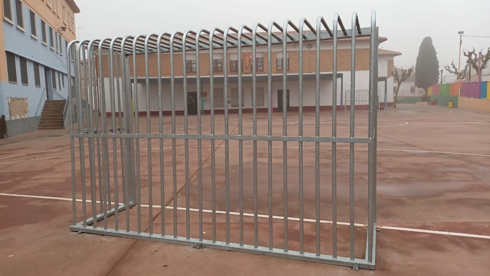 Imagen Acondicionamiento, Vallado y desbroce del Campo de Fútbol y Porterías Antivandálicas en el recinto escolar.
