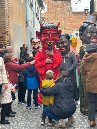 Imagen Campanadas infantiles en la plaza de la iglesia